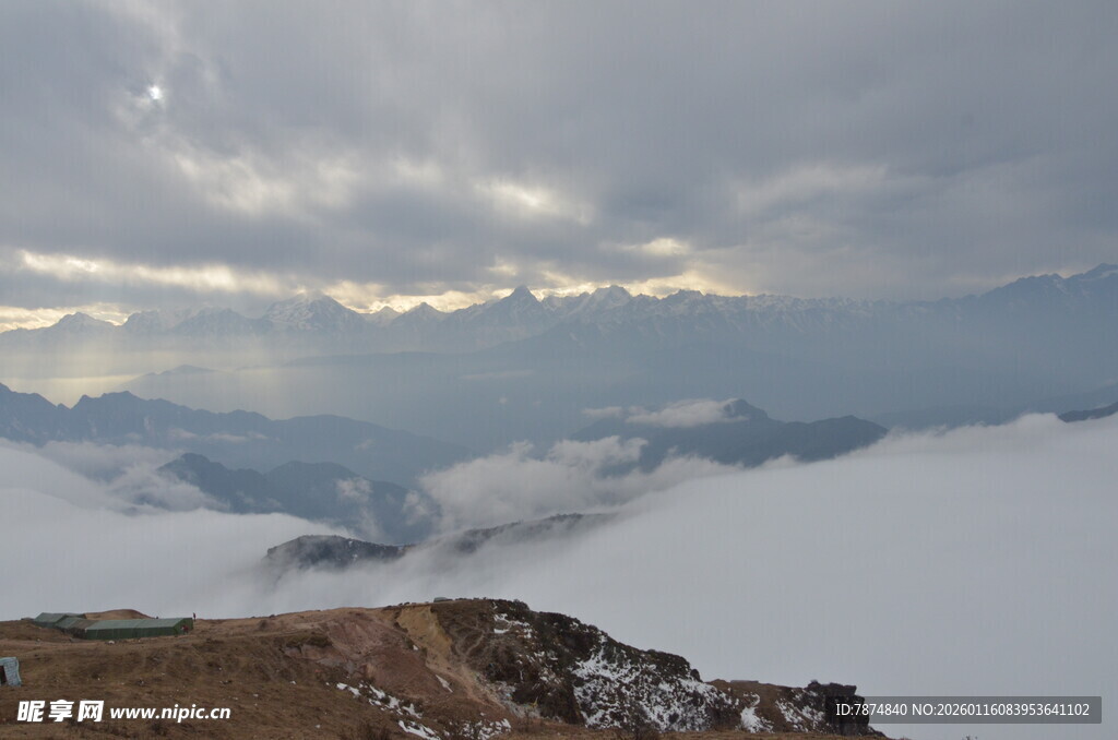 高山云海壮丽景观