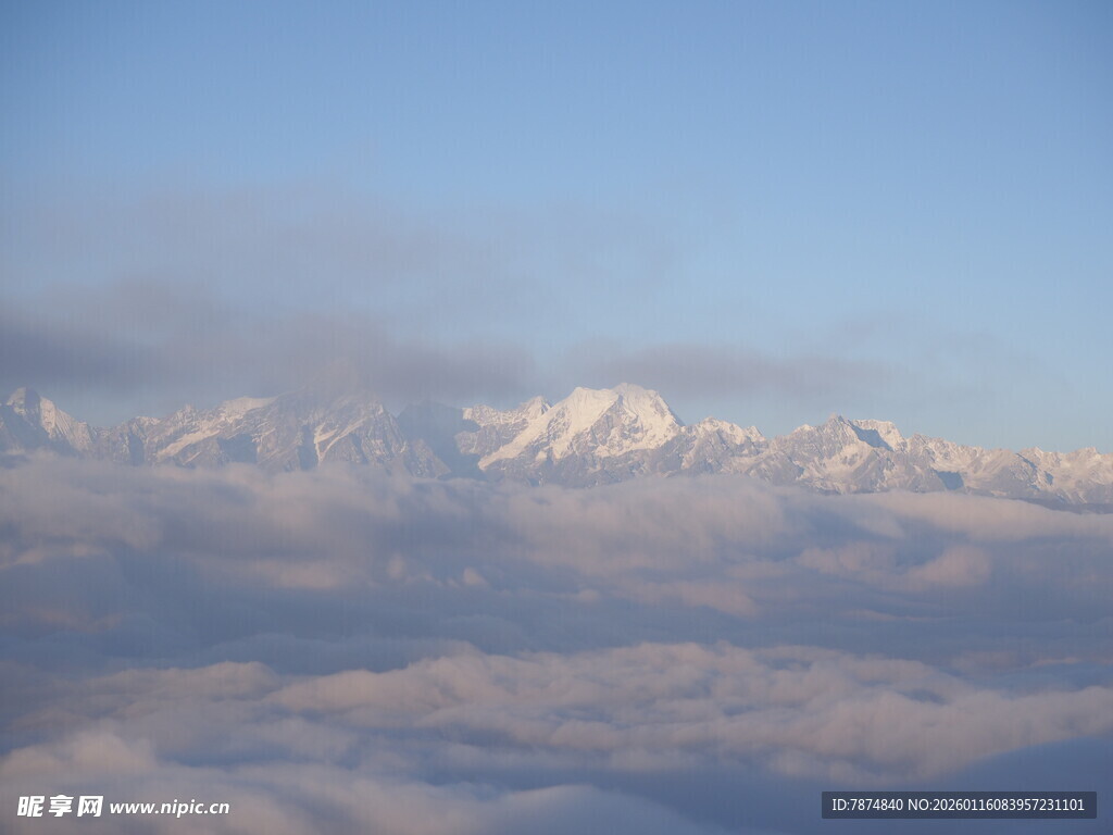 云端之上的壮丽雪山