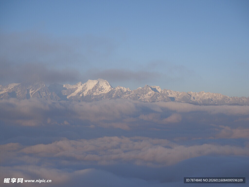 云海之上的雪山美景