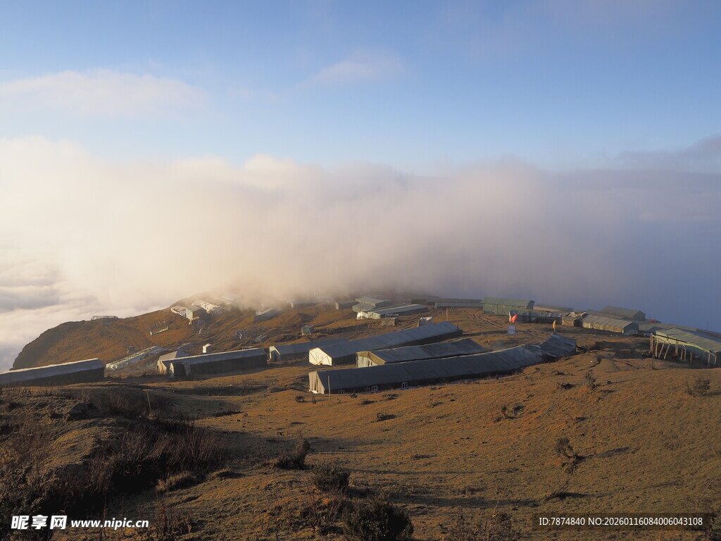 海边云雾中的建筑景观