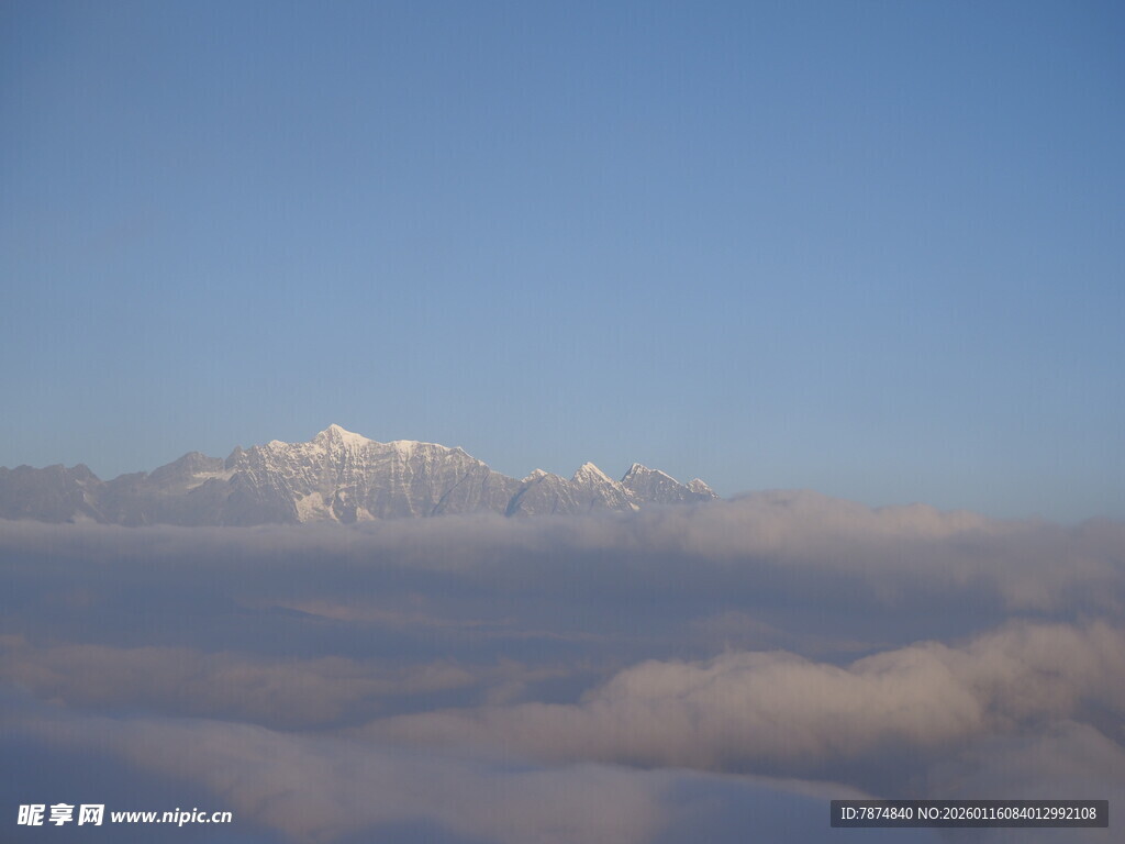 云海之上的巍峨雪山