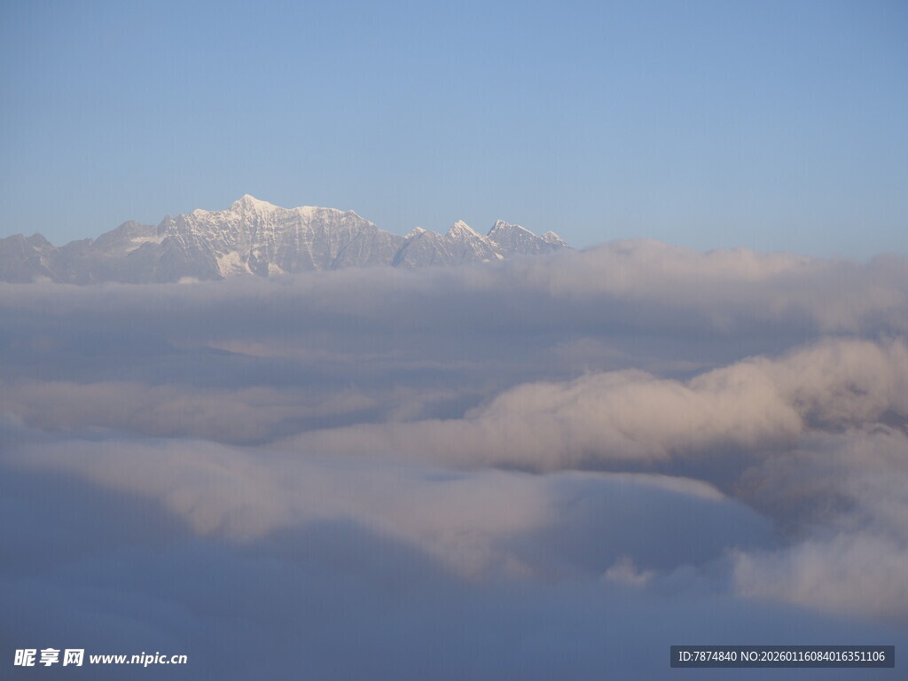 云海之上的雪山美景