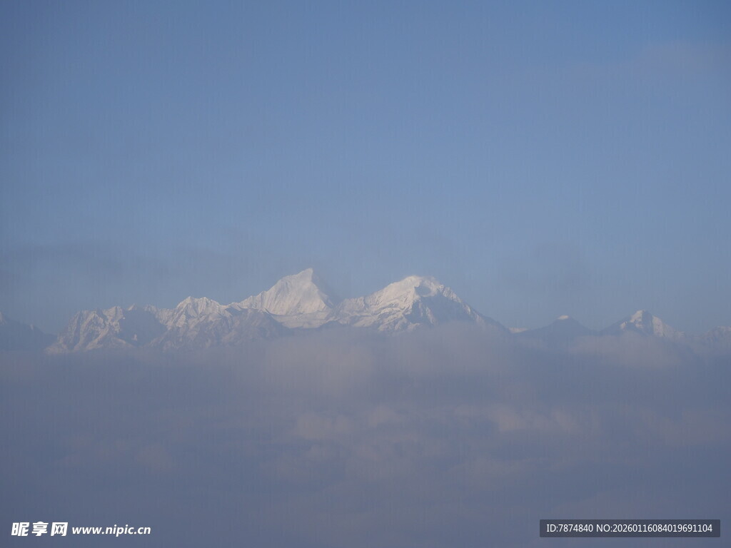 云雾中露出的雪山美景