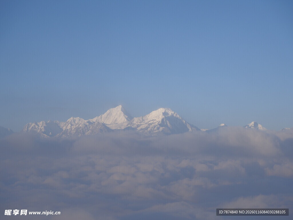 云端之上的壮丽雪山