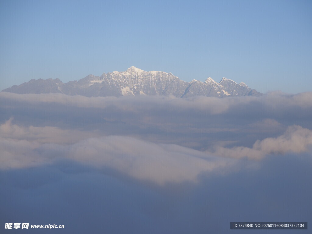 云海之上的雪山美景