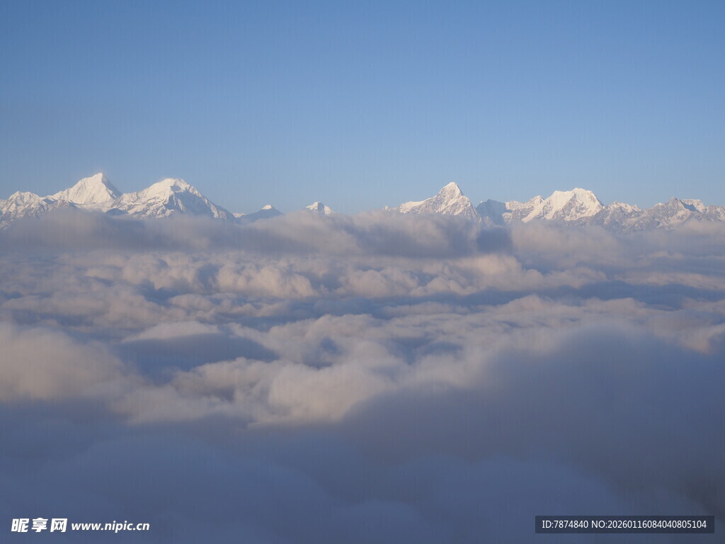 云端之上的壮丽雪山景观