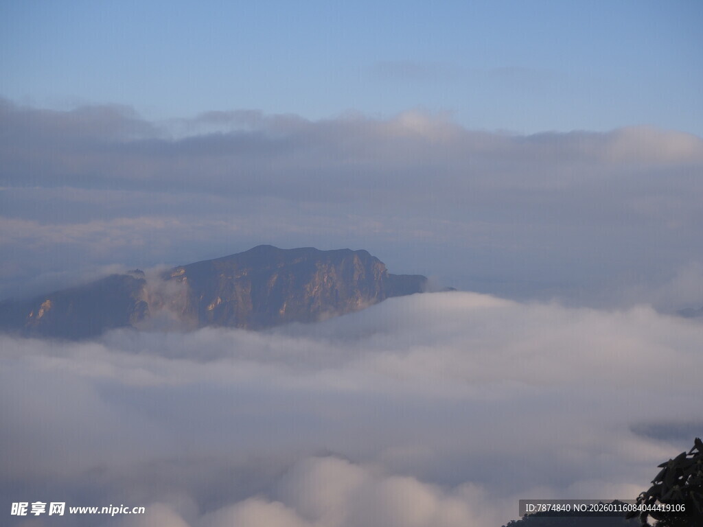 云海中的巍峨山峰