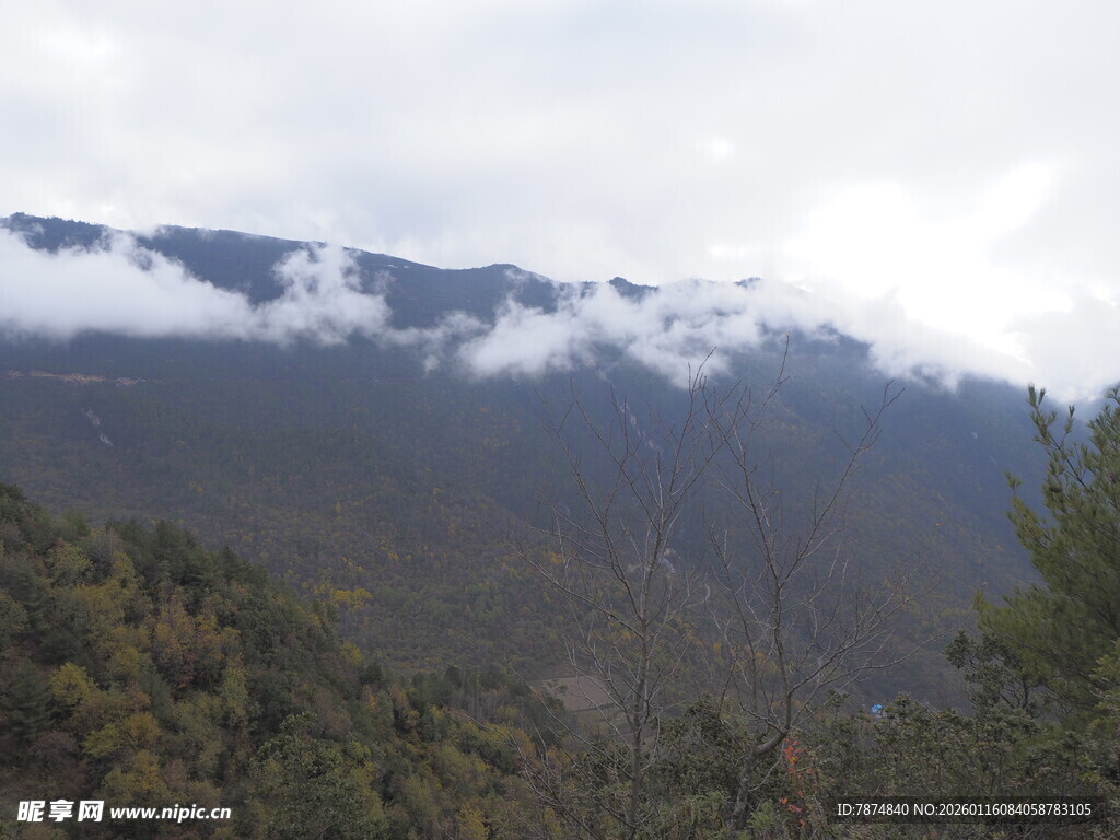 云雾缭绕的山峦景色