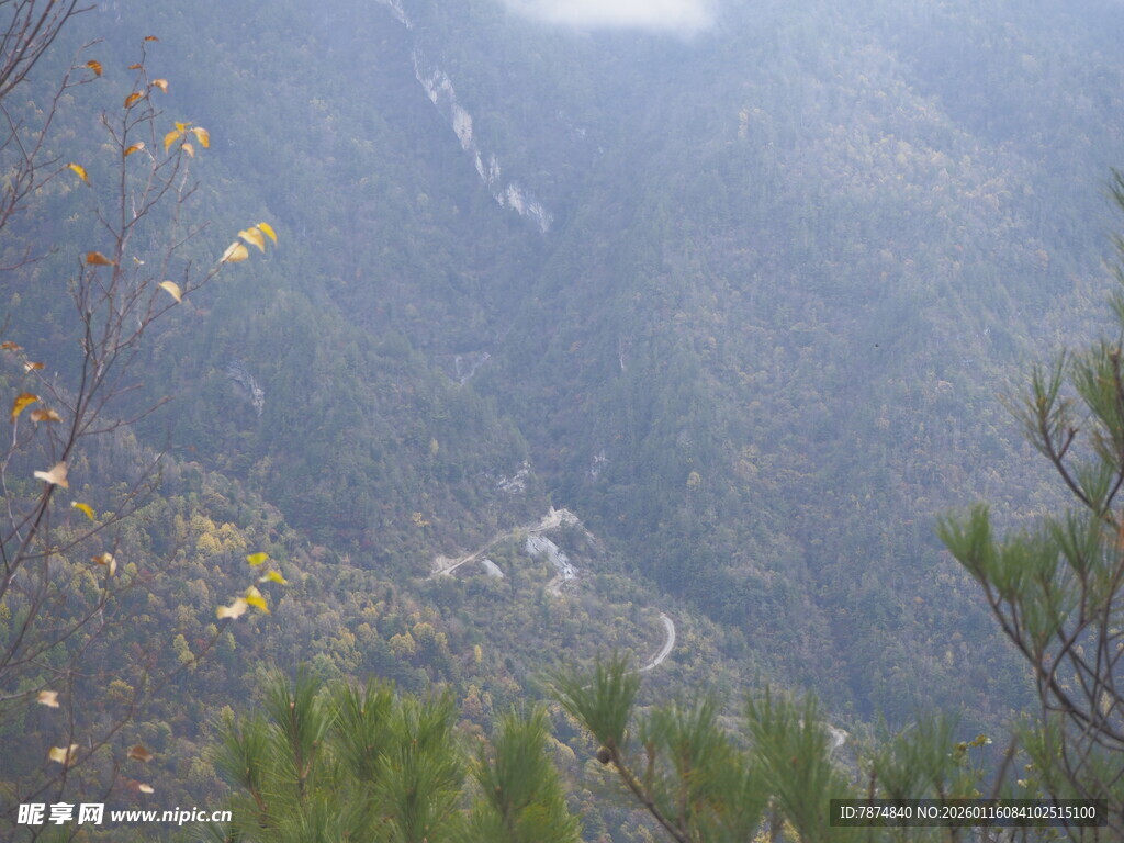 山间云雾缭绕的壮丽景致