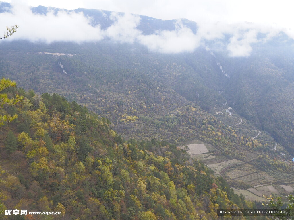 山间秋景 云雾缭绕山谷