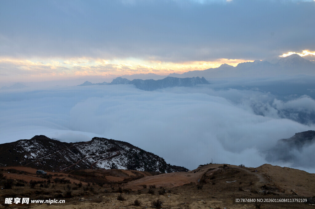 云海日出下的壮丽山景