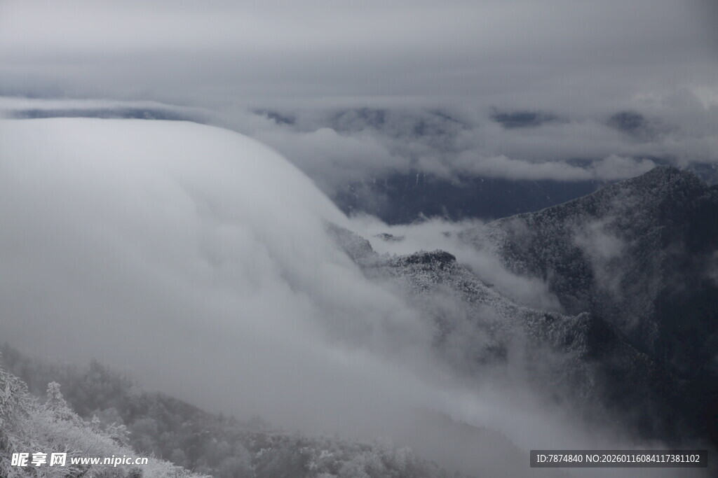 雪山云雾景观