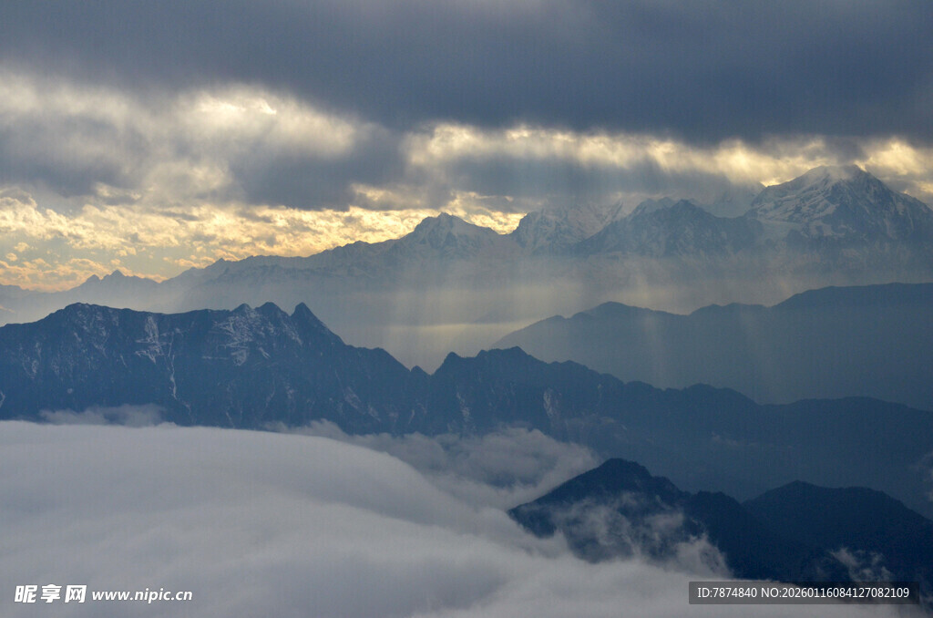 云海中的壮丽山峦景观
