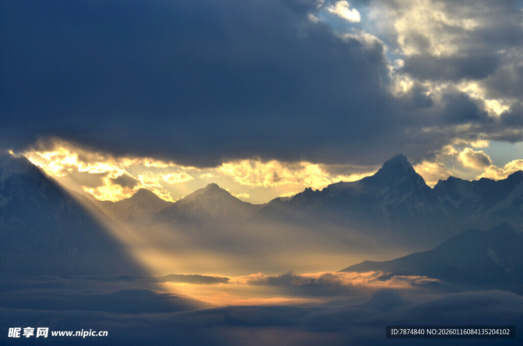 壮丽山巅日出美景