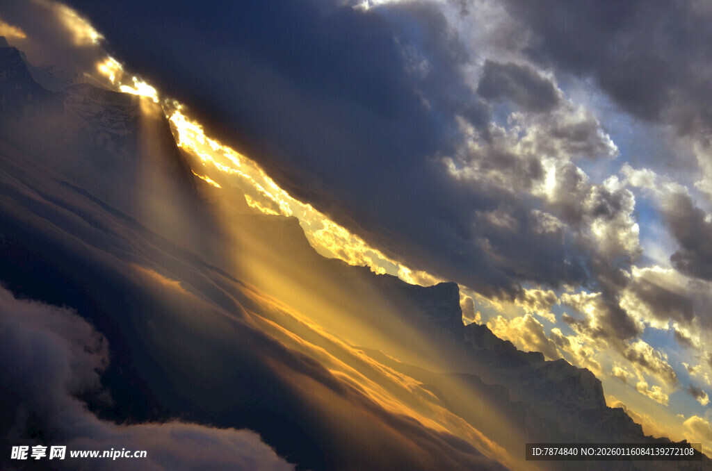 壮丽天空下的金色霞光