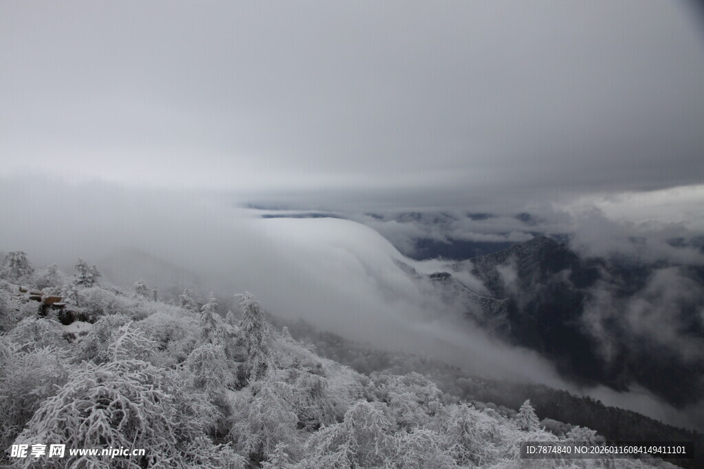 雪覆山峦云雾缭绕美景