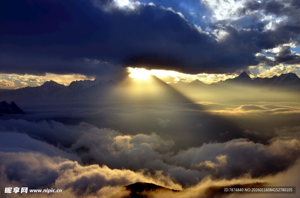 云海之上的壮丽日出景观