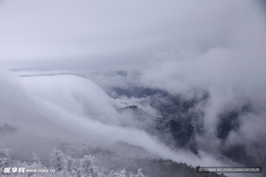 山间云雾缭绕的壮美景观