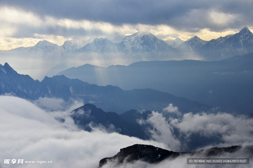 云海中的壮丽山峦景观