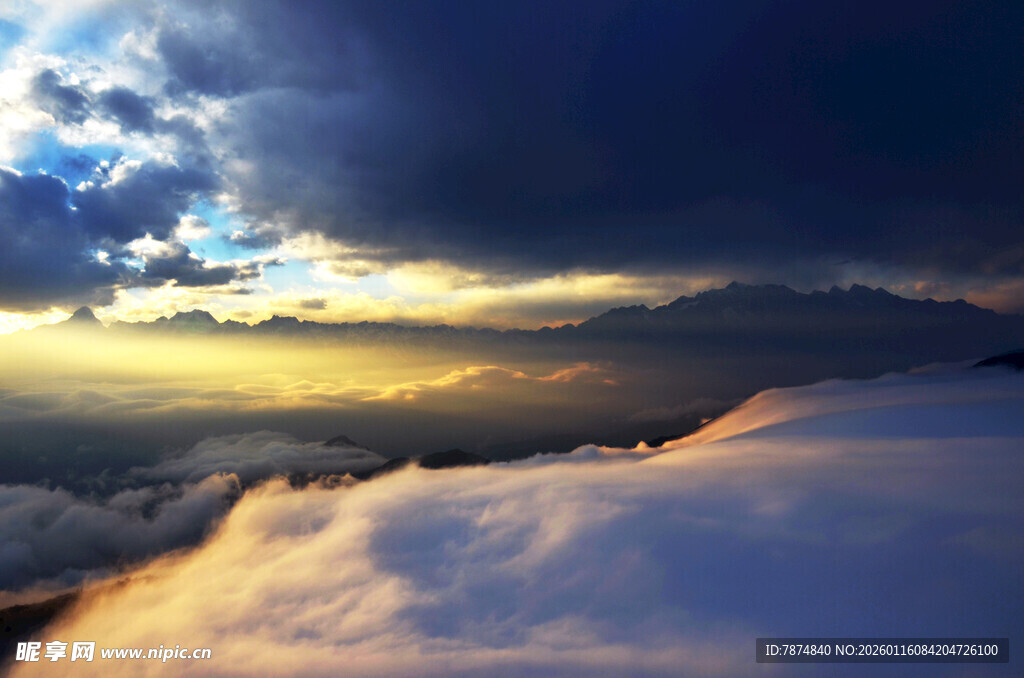 云海之上的壮丽日出景观