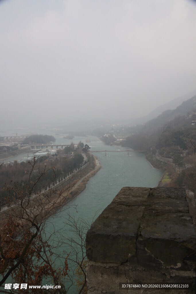 山间蜿蜒河流壮丽景观