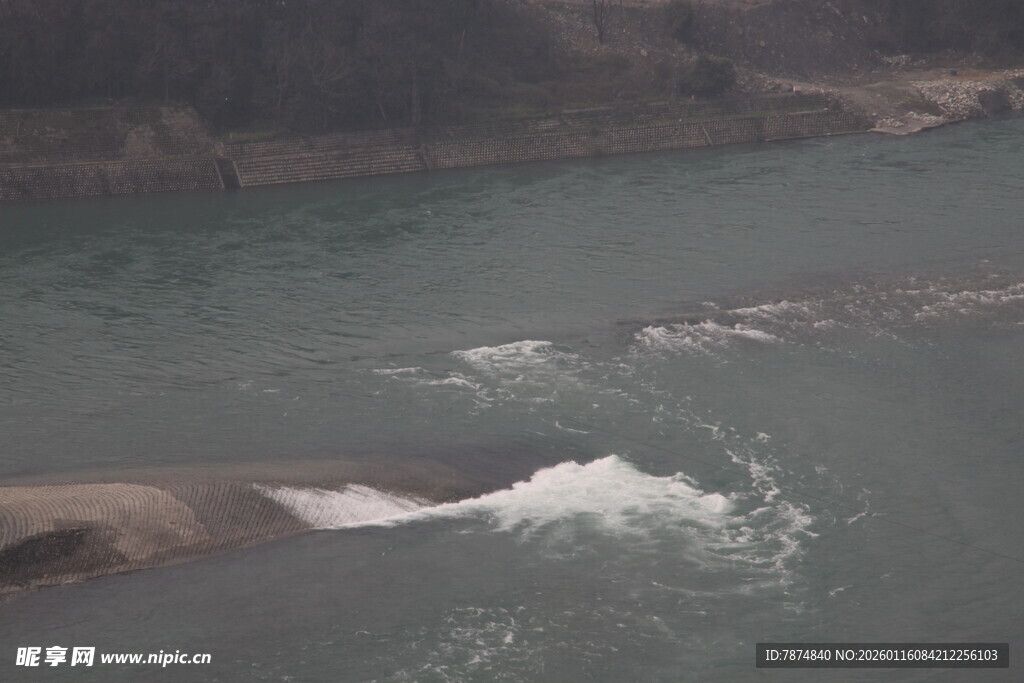 河流湍急处的水花景象