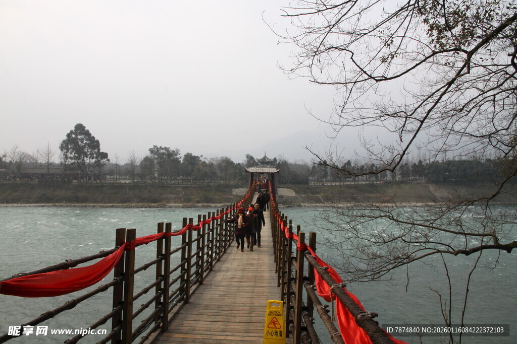 桥上红绸装点的美丽景致