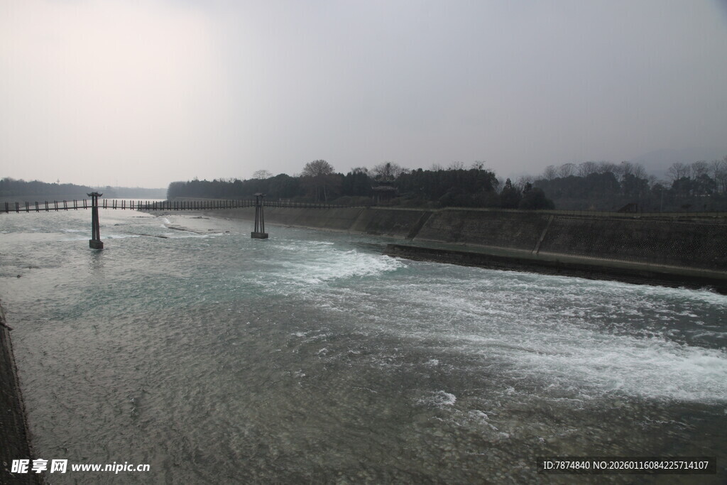 河流上的桥梁与湍急水流