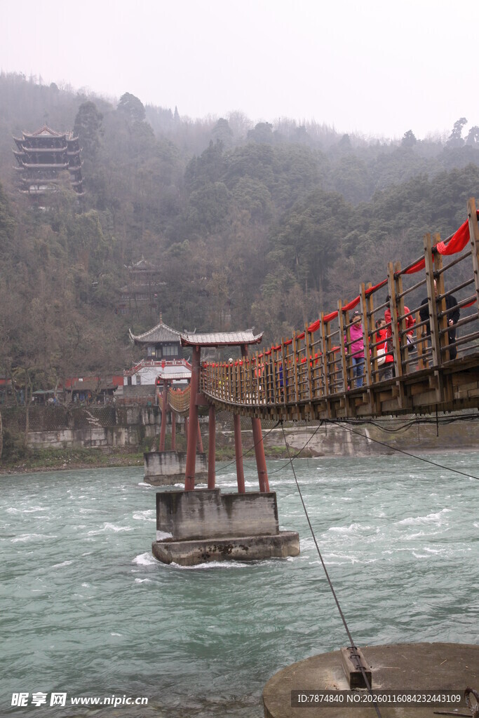 江上吊桥 风景如画