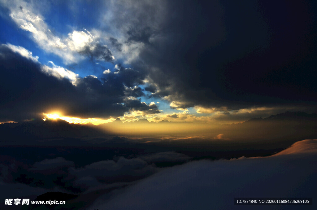 壮丽云海间的天空奇观