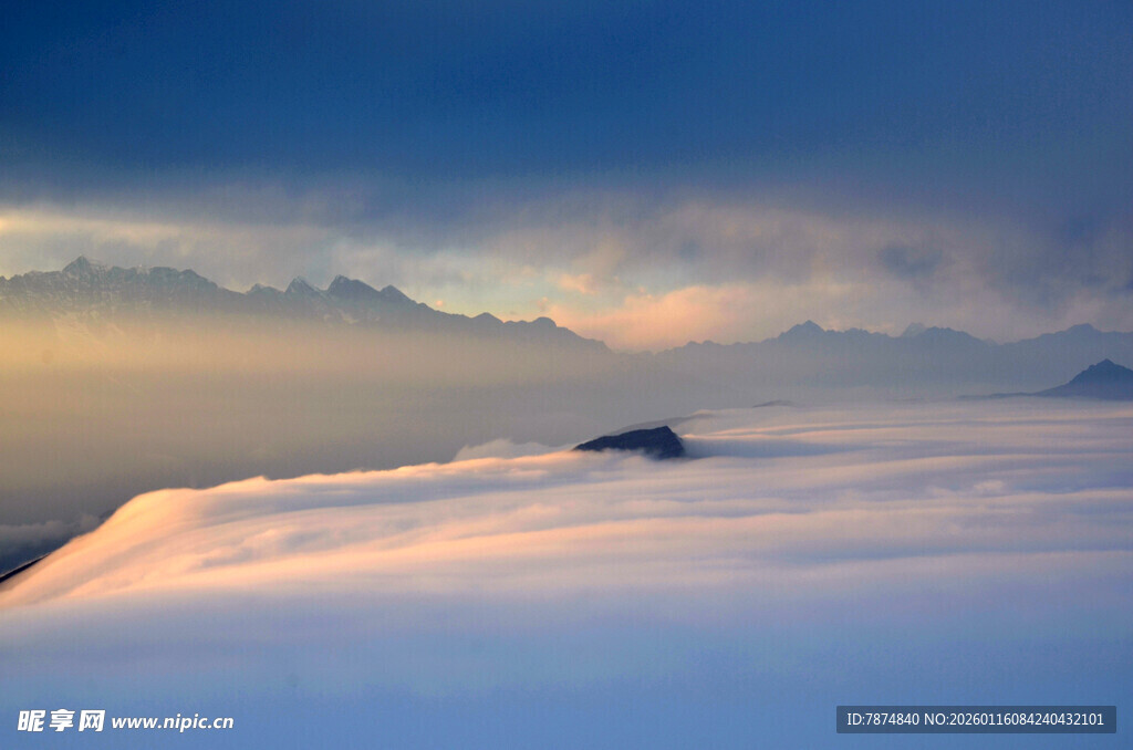 云海之上的壮丽天空景观