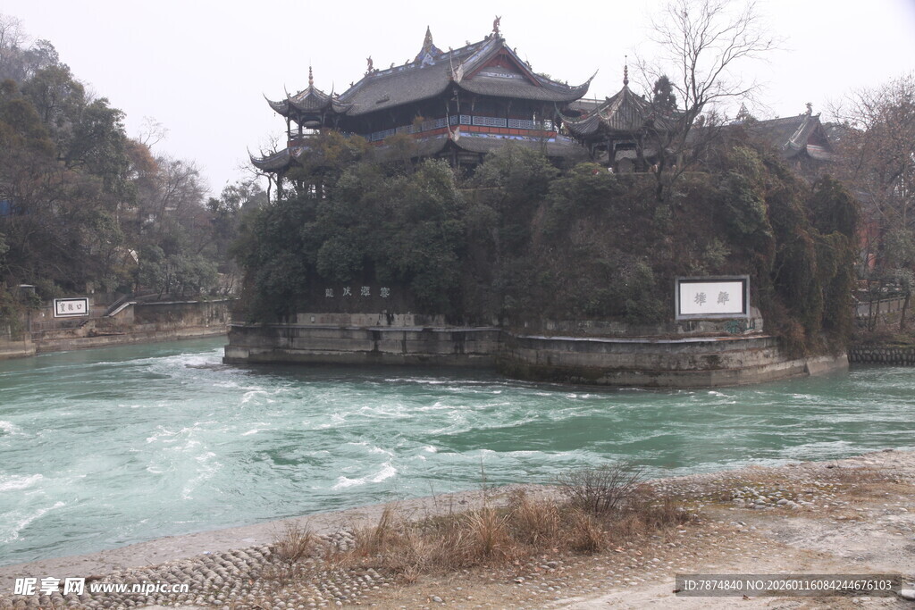 河畔古建 碧波环绕之景