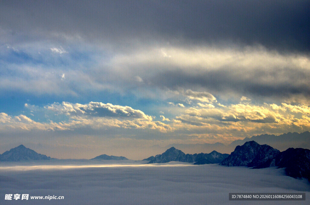 壮丽云海中的山峦景观
