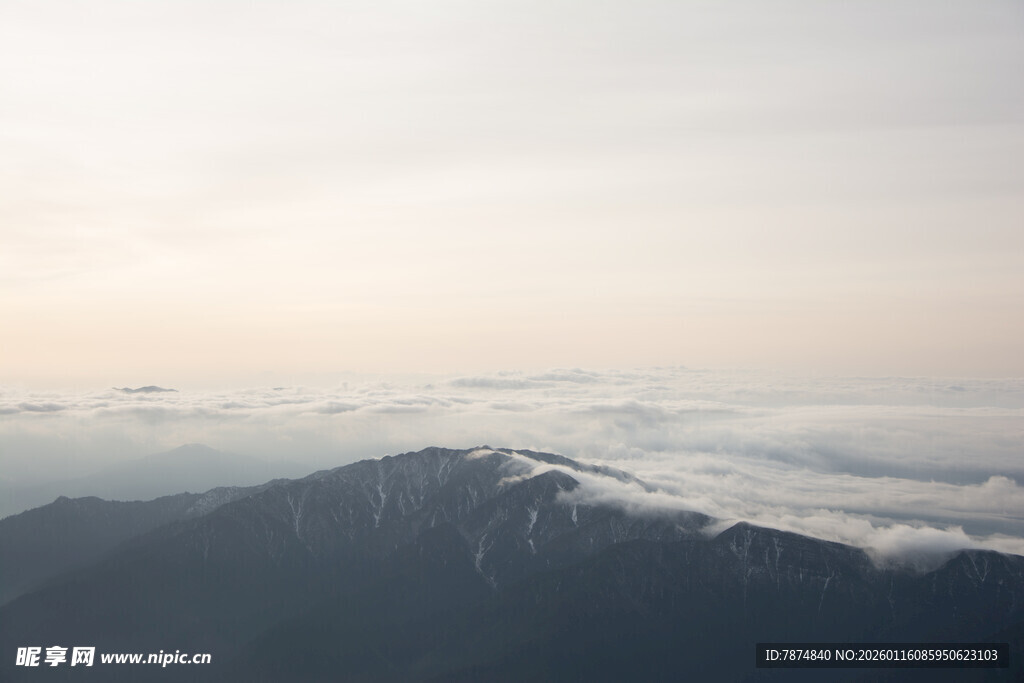 高空俯瞰云雾缭绕的山脉