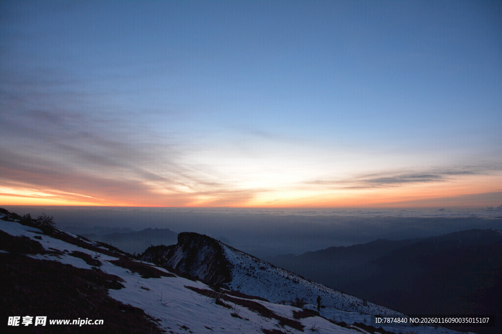 雪山之巅的壮丽日出