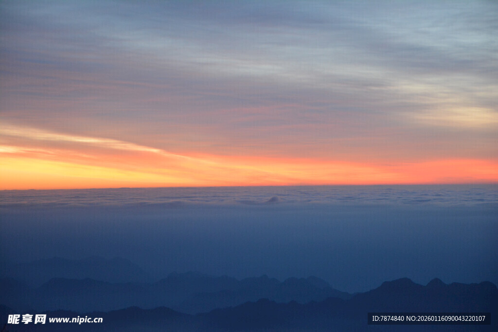 日出时分的壮丽云海景观