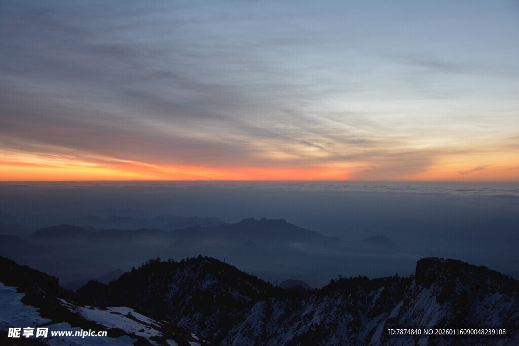 雪山之巅的绚丽日落