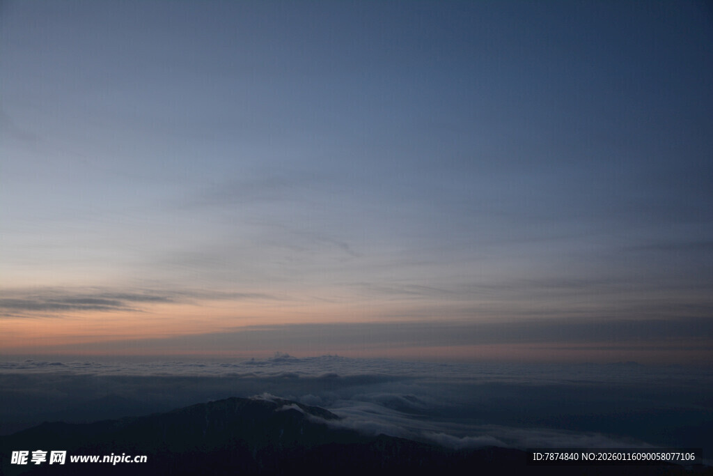 日出时分的山峦云海
