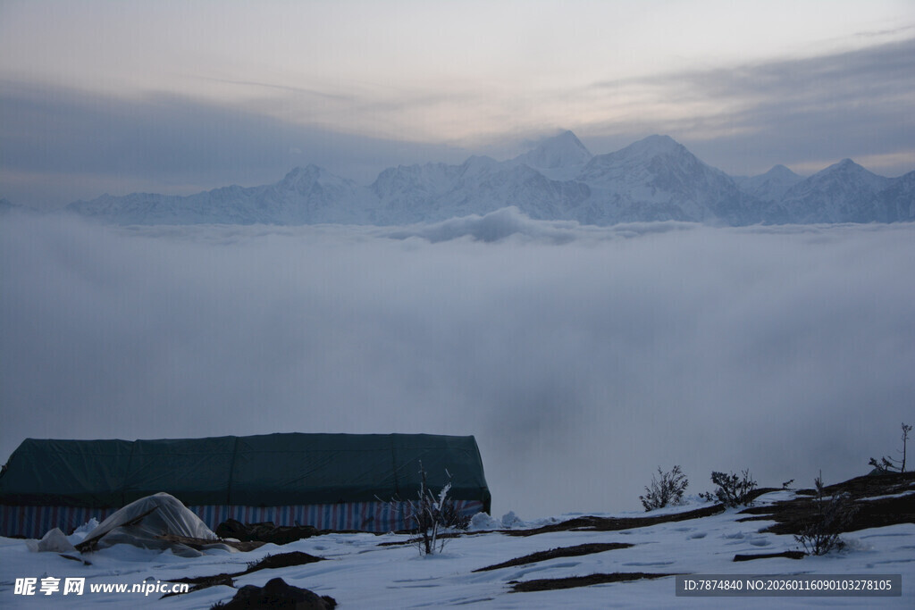 雪覆山间小屋 云雾缭绕