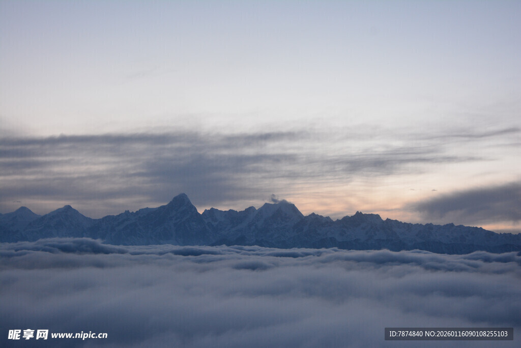 云海之上的壮丽山峦