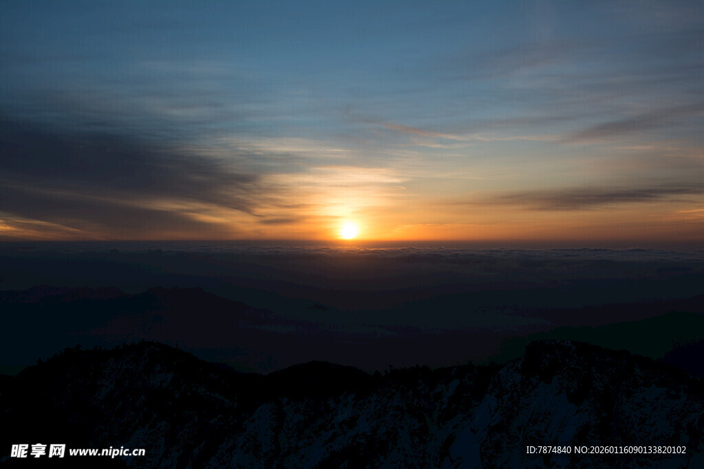 山顶壮丽日出美景