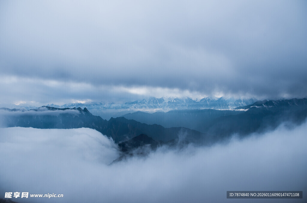 云海中的山峦美景