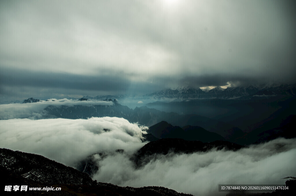 云海之上的壮丽光影