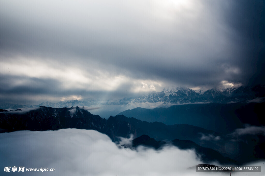 云海中的山峦壮丽景象