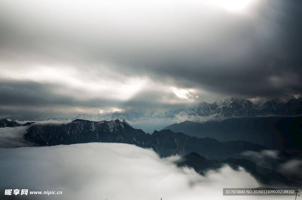 云海中的山峦美景
