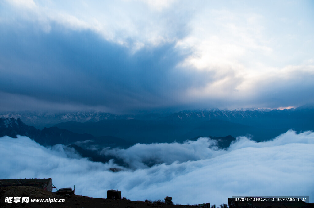 云海之上的壮丽天空景观