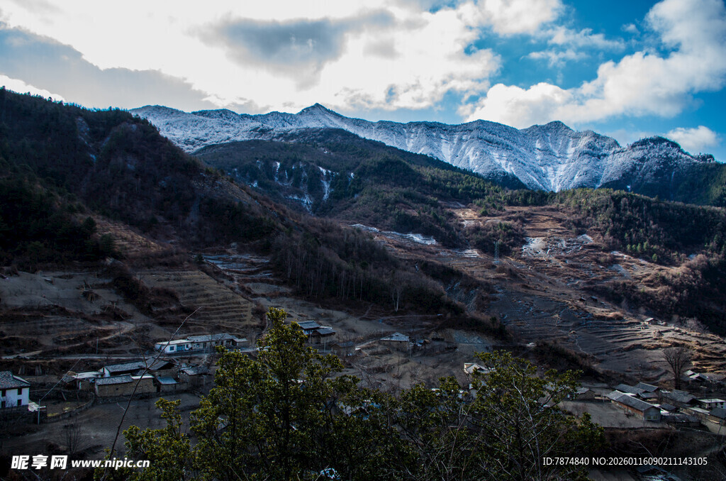 壮丽山间村落景观