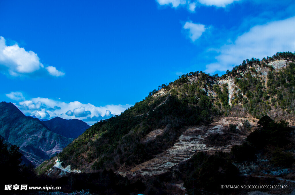 壮丽山景 蓝天白云之下