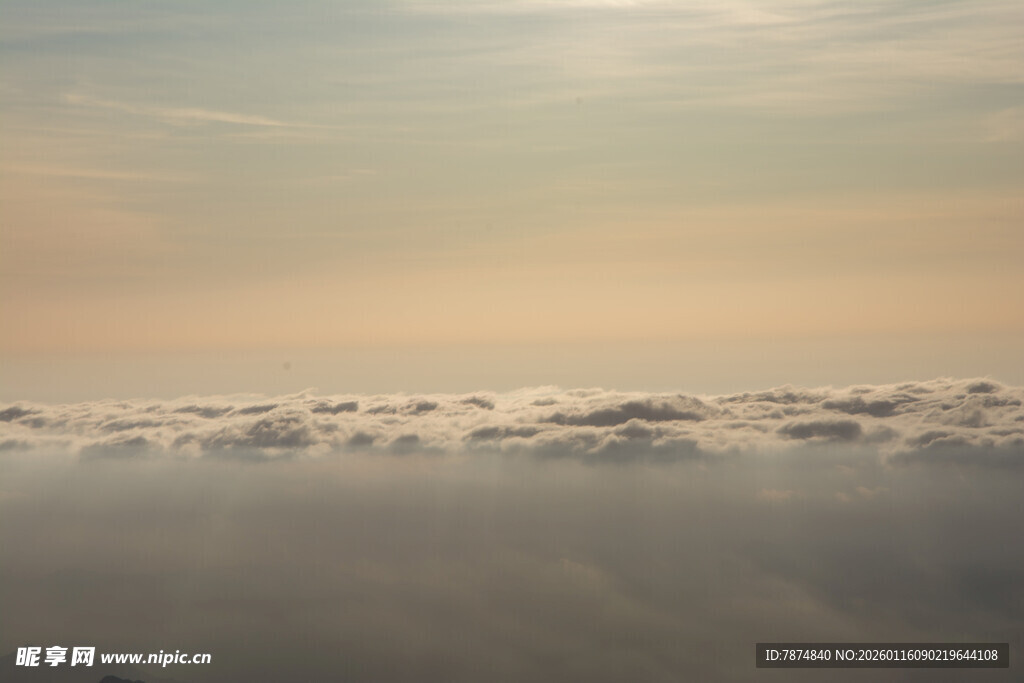 云端之上的壮丽天空景观