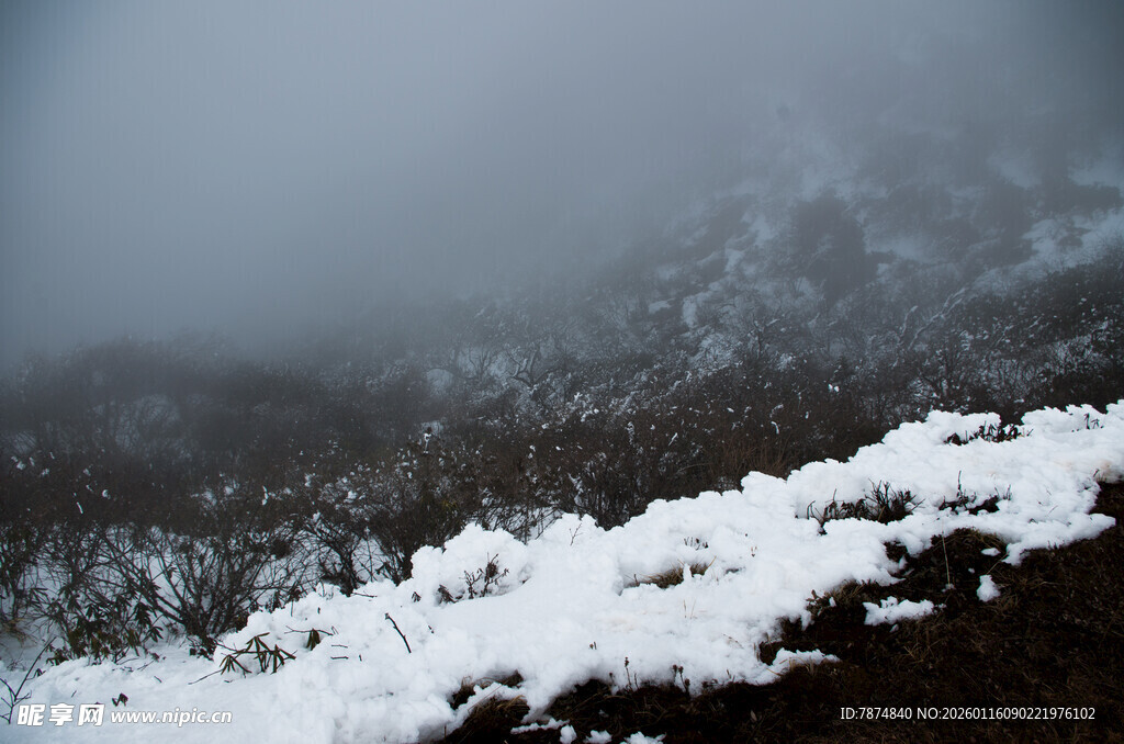 山间雪雾景致